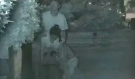 Mršava videoorno plavuša otišla je crncima do bazena i ugovorila gangbang.