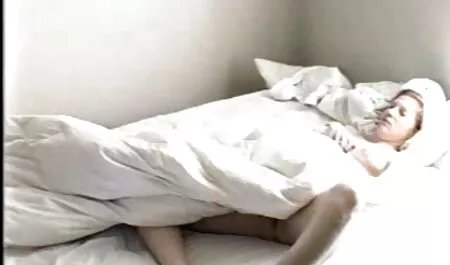Prekrasna pilića miluje se u rano jutro i jeba se sa svojim film pornoitalian voljenim