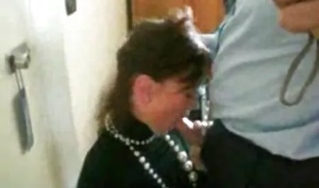 Lijepa djevojka porno iyaly s velikim grudima skače na kurac