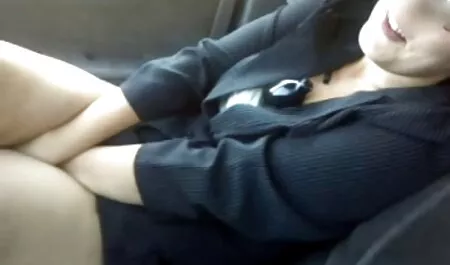 Zrela pornoitali brineta s velikim visećim boobs miluje kurac u kupaonici