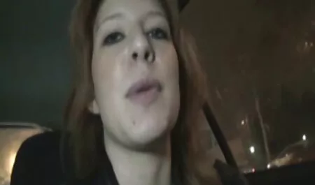 Mlada drolja Annette polira debeo crni penis svojim usnama, nakon čega italiani porni uzbuđeni stanjivac teško jebe ovu bijelu kurvu u svim svojim uskim rupama, posebno poput kuje kad joj jebe dupe svojim ogromnim kurac