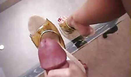 Čovjek je napunio svoj debeli penis u analnom pornoitali prolazu seksi brineta