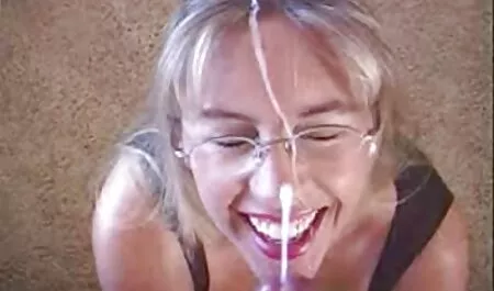 Plavokosa beba se savija s videoorno rakovima i jebe se