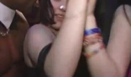Bitch je ubacio dugački italuan porno kurac u pičku i prst u dupe