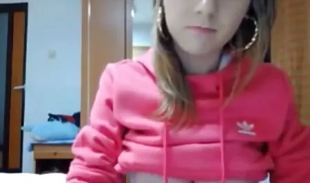 Dude uzgajaju dva mlada, seksi pilića za seks. Pretvarajući se da je režiser, on uključuje kameru i na svom kauču teško jebe ove mlade kurve u svim best italian porno njihovim vrućim rupama
