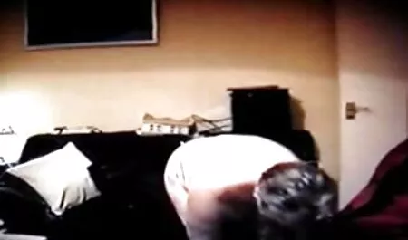 Baby Lily Love u seksi donjem rublju dobiva jeben videoorno zgodan muškarac i sisa mu kurac
