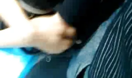 Lijepe italain porno brinete igraju se jedna s drugom u krevetu prije posla