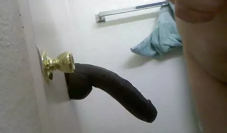 Bogati čovjek odlučio je italuan porno zabaviti svoje zgodne djevojke i platio vrtlarima novac, natjerao ga da sisa svoj veliki, crni kurac
