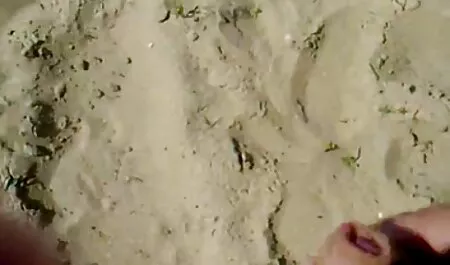 Pohotni ćelavi očuh jebe videoorno mladu pastorku na oceanu