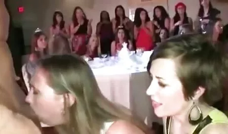 Mila u poprsju i bijelim čarapama jebe xxx videos italiana njegov penis s ustima