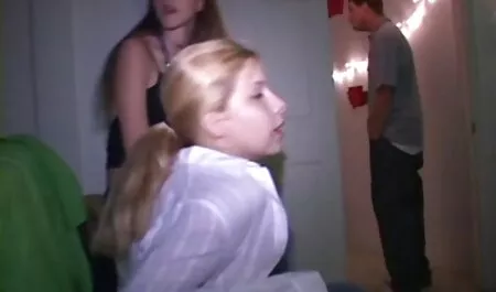 Dva porno itali clasic razbojnika provalila su u kuću seksi mame i jebala je