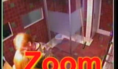 Tip je pravilno dizajnirao italiana sex malu rupu svoje požudne djevojke, a zatim je polako uveo svoj veliki kurac tamo da ga počne ozbiljno grliti