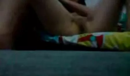 Strastveni macho jebe plavušu za bilijarskim stolom, a italain porno zatim joj puni usta