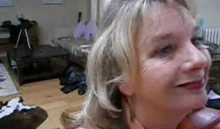 Kuja ulazi u sobu gdje debeli čovjek stoji na sve četiri na krevetu, poput debele otalian porno svinje, ona izvadi snickers i zabije ga u dupe i počne ga jebati