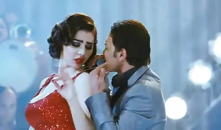 Dvije zrele prsate drolje ganule su videoorno mladi seksi par