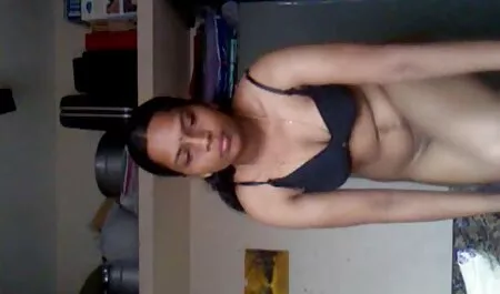 Seksi crvenokosa djevojka pornoitali jebu se nakon što je miluje u pozi 69