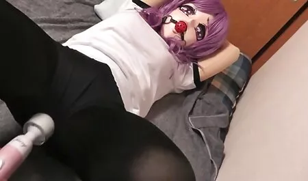 Mršava kučka jebe se u dupe na italiana xnxx stolu kod bazena