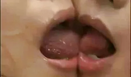 Neznanac je u šumi vidio pornoitalianoincesto mladu plavušu kako masturbira i jebe je