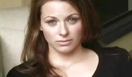 Želeći se položiti s turistima, ruska djevojka vadi njihove vijke i šalje ih u free italian porno film usta. Momci su razmijenili poglede, odlučili jebati joj pičku i dupe