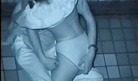 Babe porno itali clasic se skinula do gaćica i miluje muški član usnama