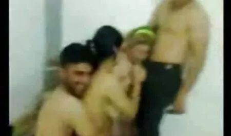 Muž se vraća kući s posla i vidi da je supruga raširila noge i vuče macu, izvadi mu debeli vijak, stavi ga u xxx videos italiana usta, a potom joj pičku stavi na sama jaja