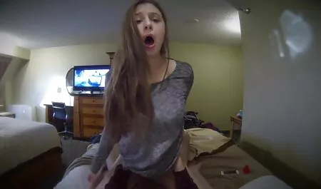 Bella Bellz umetnula je igračku pornoitali u analni i masturbira