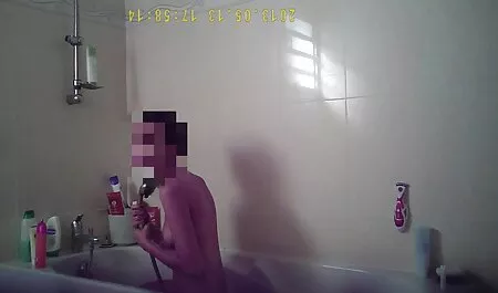 Sjajna vruća stvar u crvenom donjem rublju dobiva se jebeno u analu s xxxpornoitali momkom