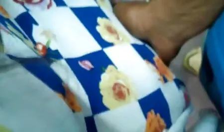Prsata pilića započinju svoje jutro italina porno nježnim poljupcima