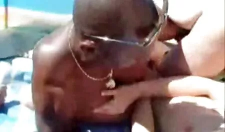 Ona je u temi i u traper suknji koja leži na krevetu, ali ne zadugo. Dolazi momak, skida videoporno film je i ubacuje svoj masni penis u njezinu vaginu. Mlada djevojka, 18 godina na izgled i zato se jebe kao neiskusna