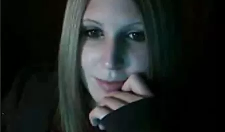 Uzbuđena je mlada brineta i free italian porno film jebana