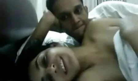 Dvije raskošne i prave lezbijke pripremaju se za seks. Oboje se polako skidaju i raširenih italuan porno nogu, jedna od njih počinje lizati djevojke glatko obrijanu macu