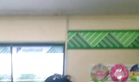 Plavuša u lateksu stavi se na italiana sex debeli strapon i jebe crnku