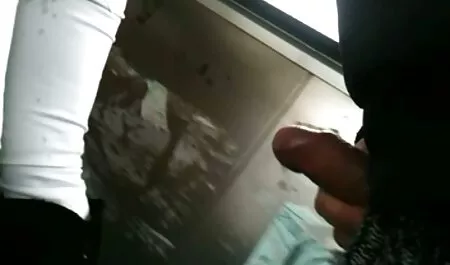 Djevojčica nije imala dovoljno novca za studiranje, ali nije htjela pitati roditelje. Tada ju je tip pozvao da proda njegovo tijelo, na gay porno itali što je djevojka pozitivno reagirala