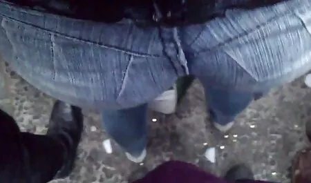 Kad je povukao dvije kolibe s golemim sisama do svoje kolibe, momak počinje italiani porni svijetliti s njima, a vrlo brzo jedna od plavuša jaše mu penis