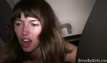Brunette je povukla mušku italiaporn glavu do njegove pičke