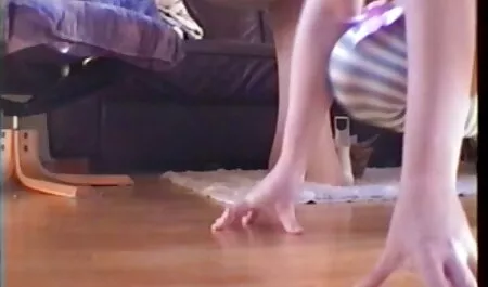 Zrela teta nježno pornoitali usisava elastični penis