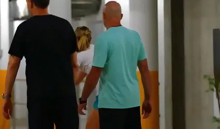 Seksi tamnoputa princeza nas videoorno uključuje, pozirajući ispred bazena i pokazujući svoje najbolje čari!