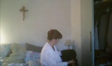 18-godišnja seksi crvenokosa masturbira otalian porno macu