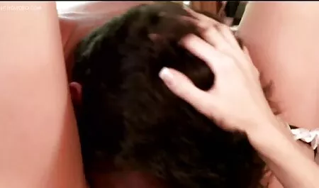 Seksi brineta jebe analni s metlom i videoorno gricka dupe do krvi