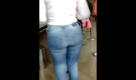 Uzbuđeni porno italina fotograf strastveno jebe prekrasnu manekenku na setu.
