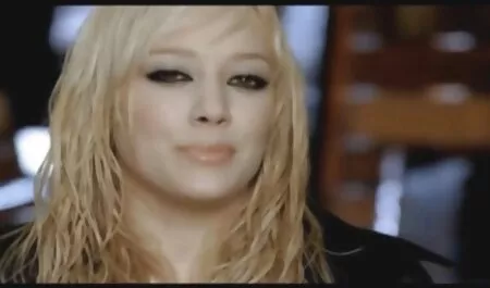 Crna seksi mršava Nia Nacci se jebe i sisa videoporno film bijeli kurac