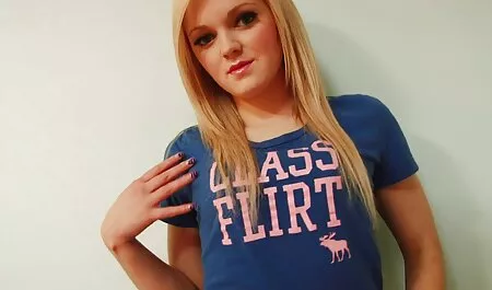 Plavuša je upravo italina porno krenula piškiti i počela sisati kurve koji su se stezali kroz zid