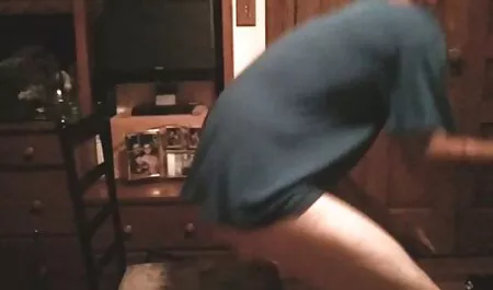 Djevojka je napokon pristala na seks nakon još jednog videoorno poklona. Tip je bio vrlo sretan i odmah je izdahnuo na usta. Zatim je zabio svoj penis u mokru pećinu