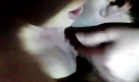 Dvije mlade grančice na podu leže i miluju film italianoxxx se