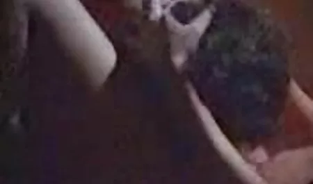 Zrela azijska djevojka polaskana porno itlai činjenicom da je mladi žreb strastveno umočen u svoje ukusne sise donio nezasitnu papriku na trijem svoje ljetne kuće, gdje se pod oblakom neba besramno jebe s njim