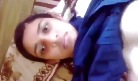 Seks videoorno s mladom ljepoticom na crnoj sofi
