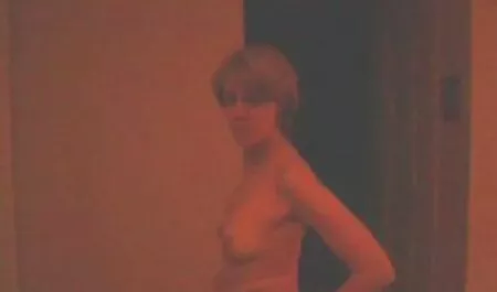 Mlada crvenokosa lijepa pornoitalianoincesto djevojka dobiva analnu jebu od svog dečka