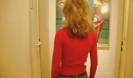 Tip je sjedio na sofi, trzao se i mirno čekao svoju djevojku. A onda dolazi, ali ne sama. Dvije djevojke počinju se ljubiti italuan porno i glatko prelaze na člana. Sisajući ga zauzvrat i odmah zajedno