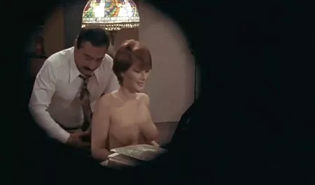 Simpotična italina porno maćeha uhvatila je svog zrelog ljubavnika dok on jeba svoju maćehu u usta