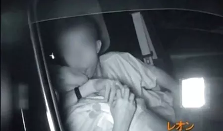 Slatka brineta gura svoje italain porno gaćice i otkriva dvije rupe koje je sakrila tamo, seljanka je više voljela svoju ružičastu analnu rupu